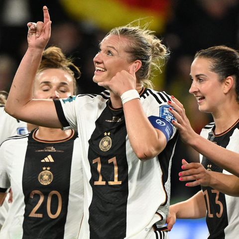 Alexandra Popp macht beim Torjubel nach dem 2:0 gegen Marokko eine Telefon-Geste und zeigt mit rechts nach oben