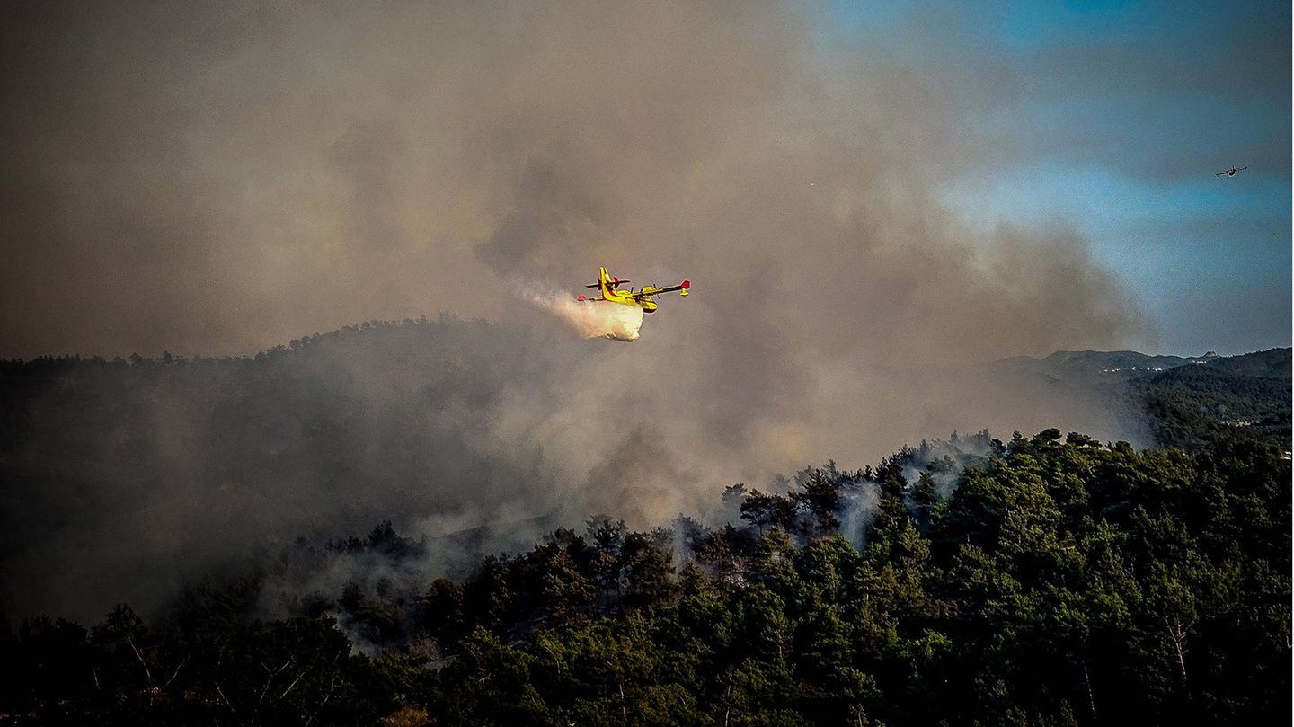 Löschflugzeuge aus der Türkei und Ägypten unterstützen die lokale Feuerwehr bei ihrem schweren Einsatz