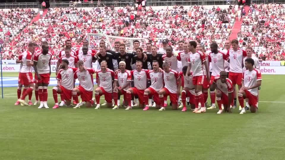 Video: Fans bejubeln Bayern-Kader - und träumen von Kane