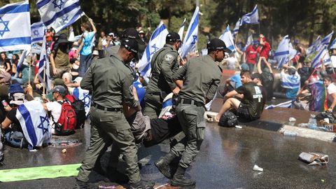 Die israelische Polizei treibt am Tag der Entscheidung Demonstranten auseinander, die die Straße zur Knesset blockieren