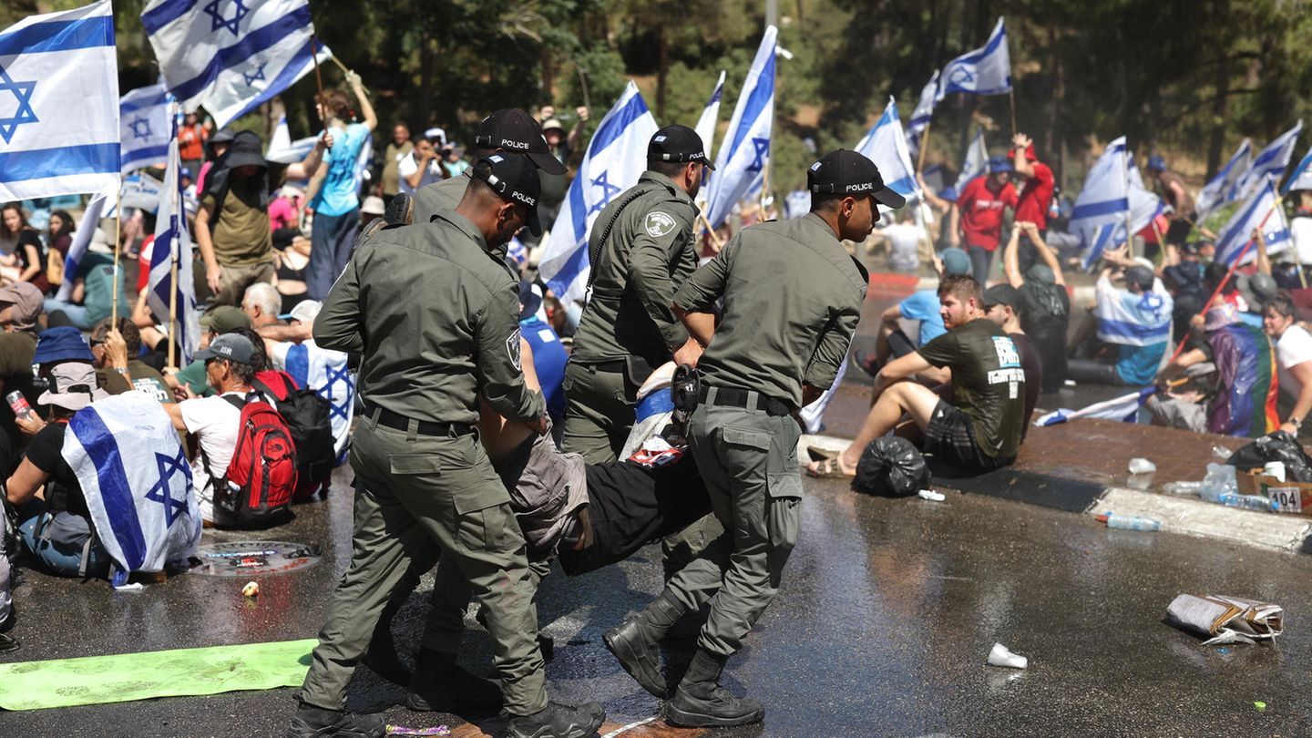 Die israelische Polizei treibt am Tag der Entscheidung Demonstranten auseinander, die die Straße zur Knesset blockieren