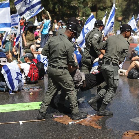 Die israelische Polizei treibt am Tag der Entscheidung Demonstranten auseinander, die die Straße zur Knesset blockieren