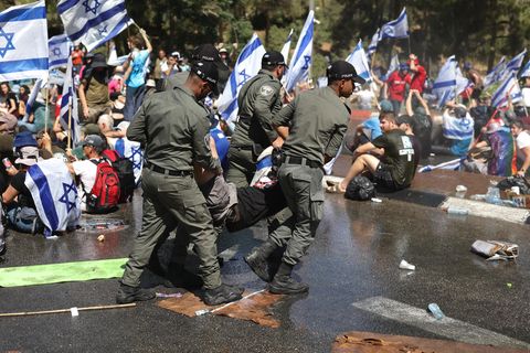 Die israelische Polizei treibt am Tag der Entscheidung Demonstranten auseinander, die die Straße zur Knesset blockieren