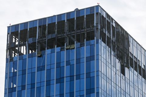 Ein Blick auf ein Gebäude, das nach russischen Angaben durch einen Drohnenangriff beschädigt wurde