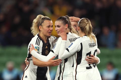 Bei der Fußball-WM bilden vier junge Frauen im DFB-Dresse ein Tor gegen Marokko