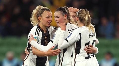 Bei der Fußball-WM bilden vier junge Frauen im DFB-Dresse ein Tor gegen Marokko