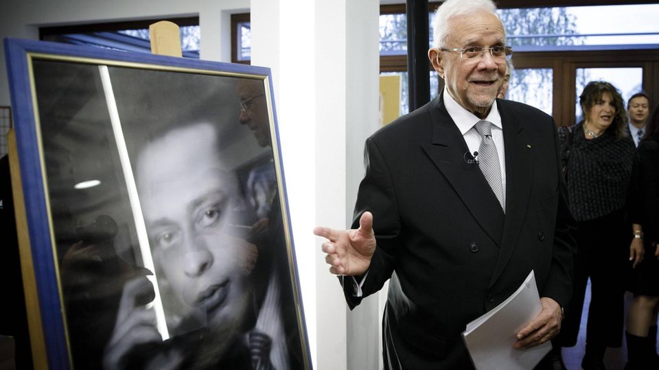 Nasser Kotby, steht neben einem Bild seines Großonkels Dr. Mod Helmy.
