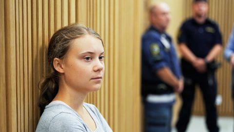 Greta Thunberg (l), Klimaaktivistin aus Schweden, wartet auf eine Gerichtsanhörung