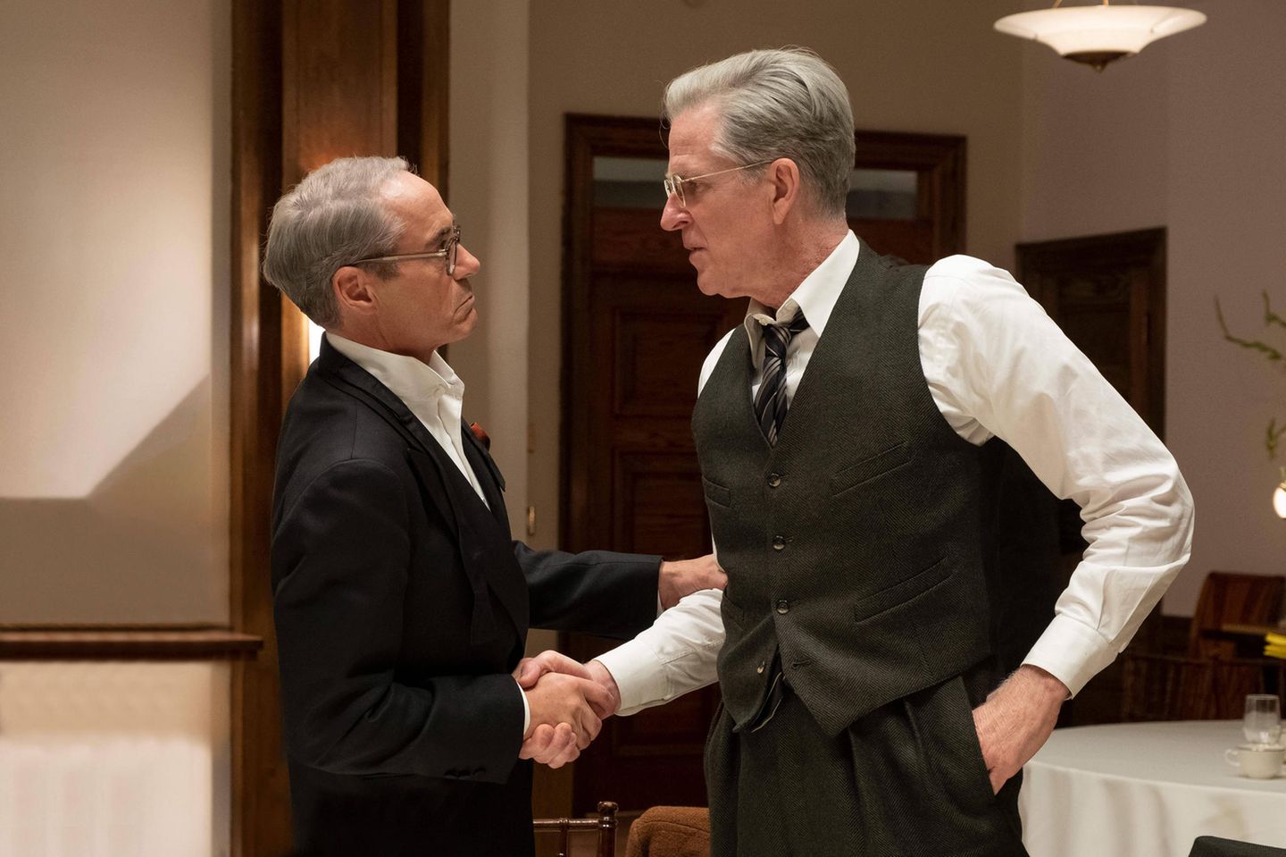 Robert Downey Junior als Lewis Strauss und Matthew Modine als Vannevar Bush Robert Downey Jr. als Lewis Strauss und Matthew Modine als Vannevar Bush