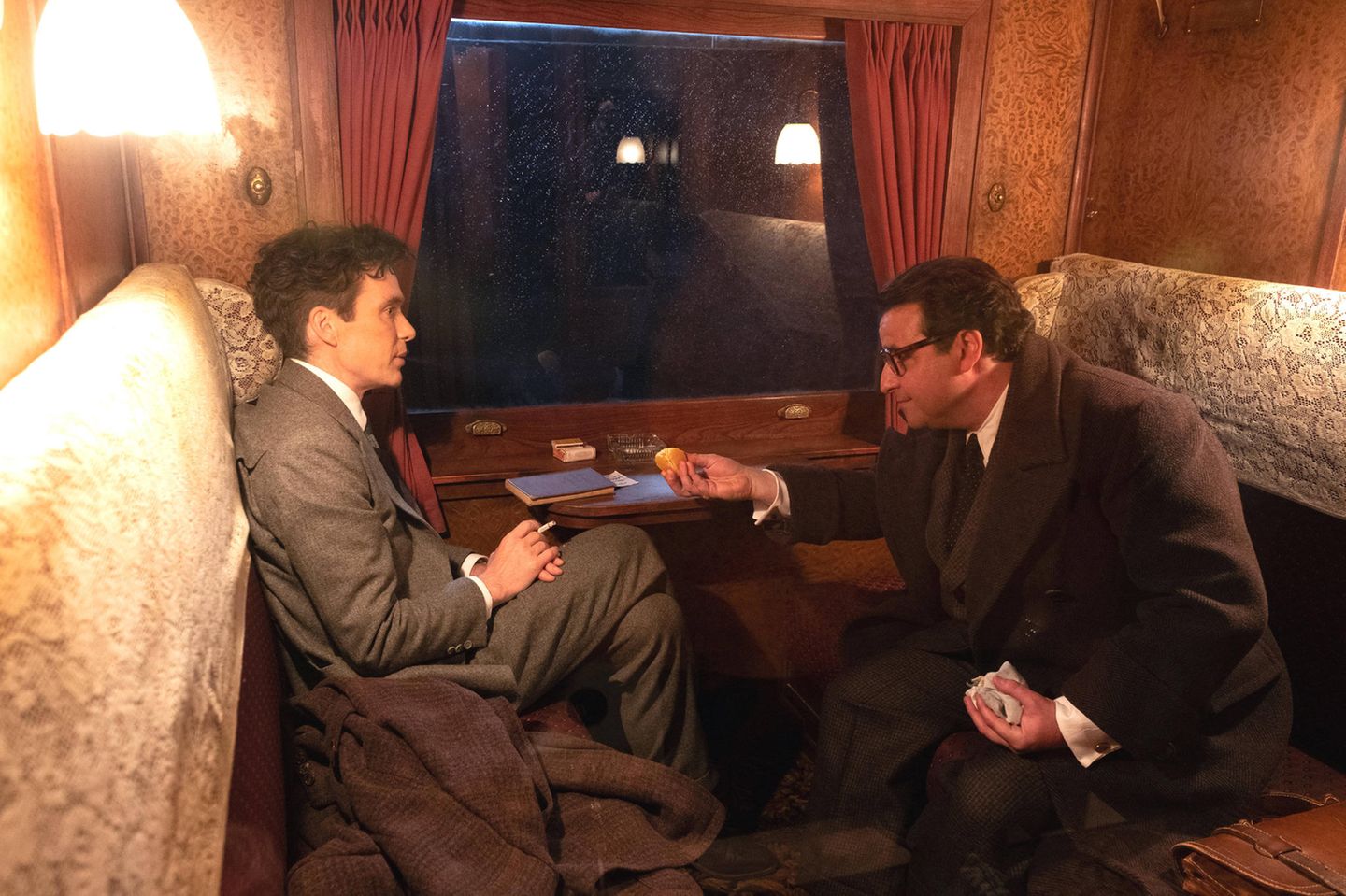 Cillian Murphy als J. Robert Oppenheimer und David Krumholtz als Isidor Rabi