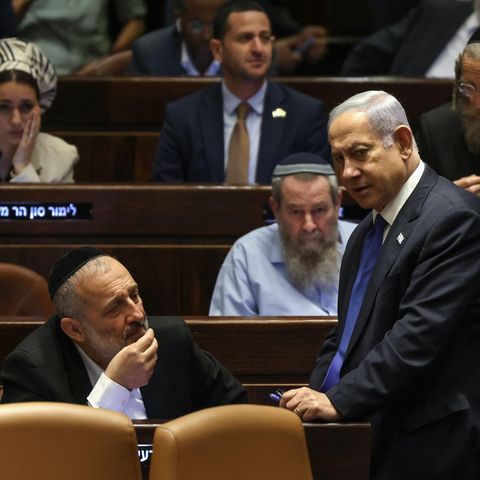 Israels Premierminister Benjamin Netanjahu (R) spricht mit Aryeh Deri (L), dem Vorsitzenden der ultraorthodoxen Partei Schas