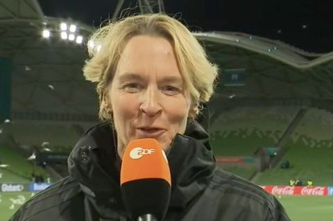 Bundestrainerin Martina Voss-Tecklenburg spricht in ein ZDF-Mikrofon