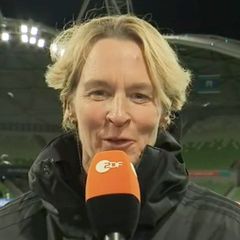 Bundestrainerin Martina Voss-Tecklenburg spricht in ein ZDF-Mikrofon