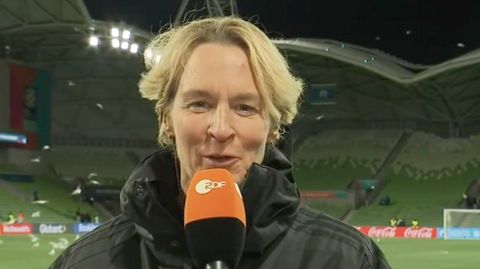 Bundestrainerin Martina Voss-Tecklenburg spricht in ein ZDF-Mikrofon