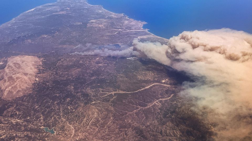 Eine braune Rauchwolke wälzt sich über die griechische Insel Rhodos