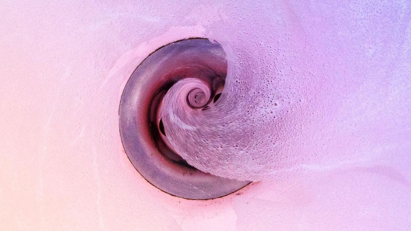 Waschbeckenabfluss mit Wasserstrudel Waschbeckenabfluss mit Wasserstrudel