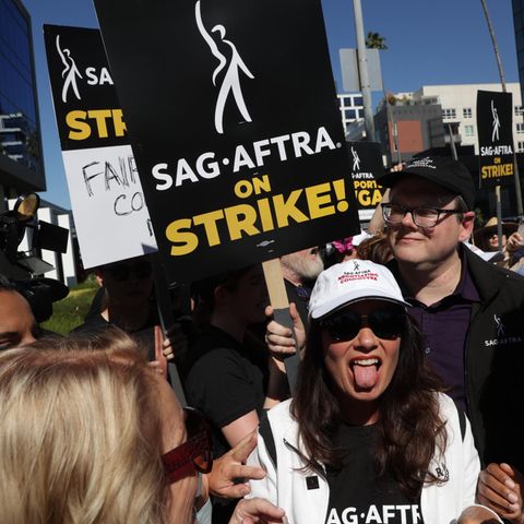 Fran Drescher mitten in der Menschenmasse "Sag Aftra on strike"