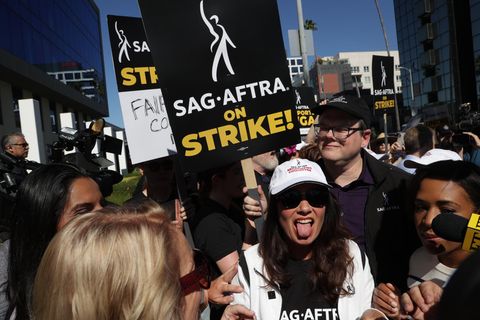 Fran Drescher mitten in der Menschenmasse "Sag Aftra on strike"