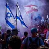 Menschen demonstrieren mit Fahnen und Pyrotechnik gegen die Justizreform