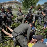 Der Staat Israel hat keine schriftliche Verfassung und fußt stattdessen auf einer Sammlung von Grundgesetzen. Daher kommt dem Höchsten Gericht eine besondere Bedeutung bei der Wahrung von Rechtsstaatlichkeit und Menschenrechten zu.  Auf dem Foto: Israelische Polizisten ringen mit Demonstranten während eines Protests vor der Knesset.