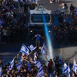 Die israelische Polizei setzt einen Wasserwerfer ein, um Demonstranten zu vertreiben