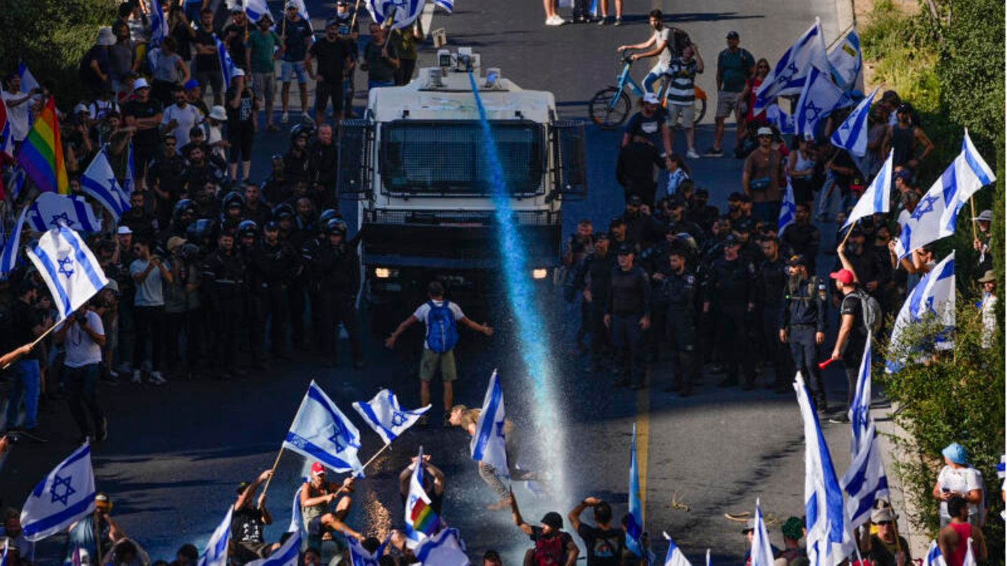 Die israelische Polizei setzt einen Wasserwerfer ein, um Demonstranten zu vertreiben