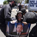 Israelische Sicherheitskräfte in Jerusalem einen Demonstranten