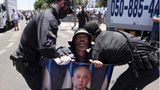 Israelische Sicherheitskräfte in Jerusalem einen Demonstranten