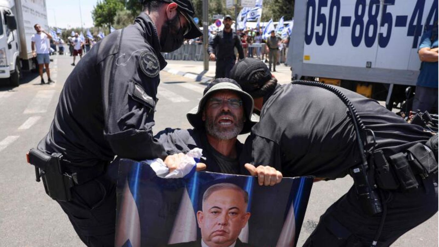 Israelische Sicherheitskräfte in Jerusalem einen Demonstranten