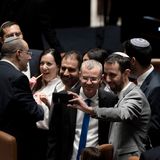 Ein Abgeordneter macht ein Selfie mit Jariv Levin (Mitte l), Justizminister von Israel