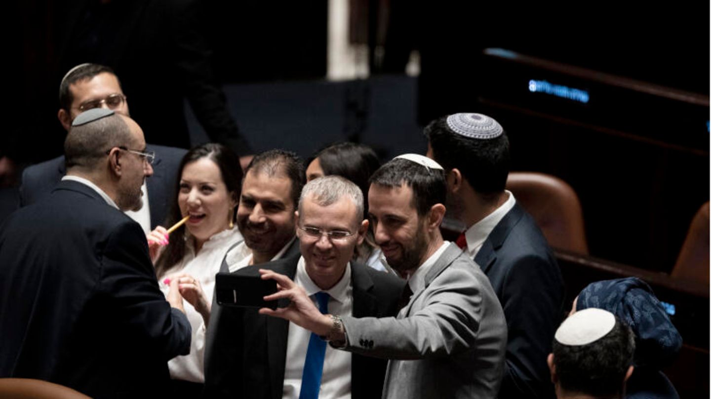 Ein Abgeordneter macht ein Selfie mit Jariv Levin (Mitte l), Justizminister von Israel