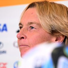 Martina Voss-Tecklenburg spricht bei der Fußball-WM 2023 auf einer Pressekonferenz