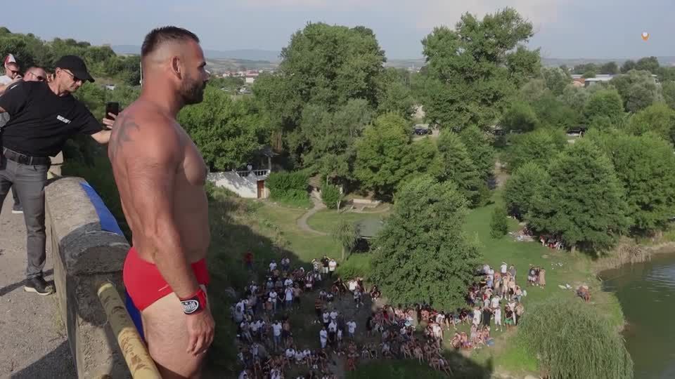 Video: Brücken-Springer locken Schaulustige an Video: Brücken-Springer locken Schaulustige an