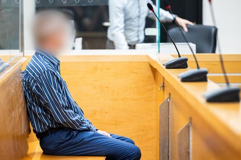 Versuchte Giftmorde: Der Angeklagte sitzt vor Prozessbeginn in einem Gerichtssaal im Landgericht Hannover.