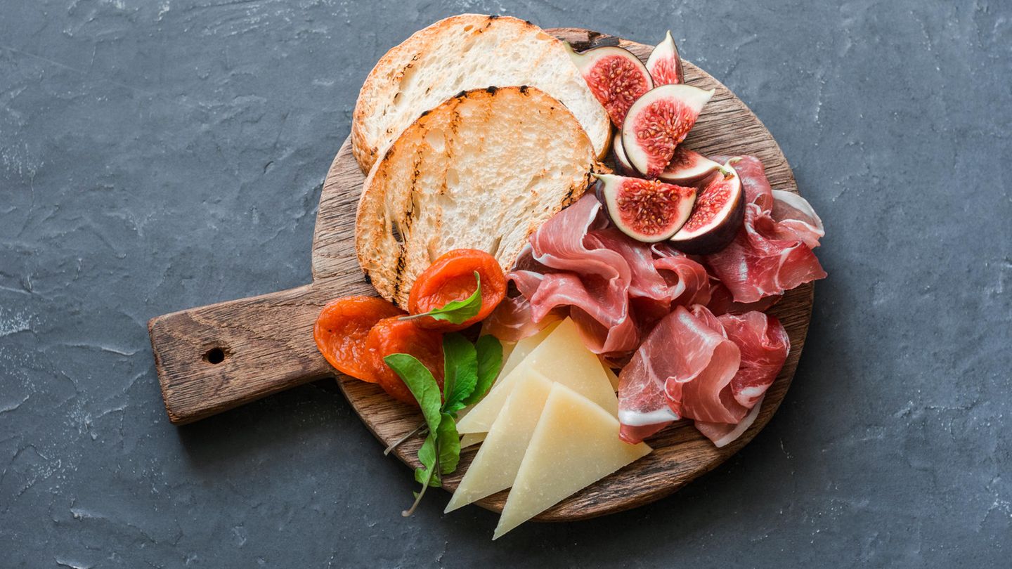 Tiktok: Girl Dinner – Eine Holzplatte mit. Brot, Schinken und Käse