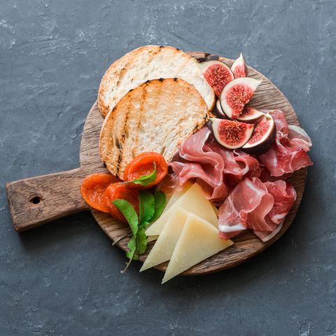 Tiktok: Girl Dinner – Eine Holzplatte mit. Brot, Schinken und Käse