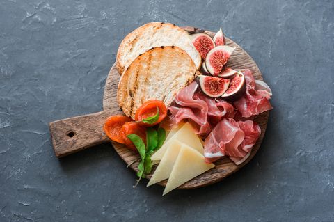 Tiktok: Girl Dinner – Eine Holzplatte mit. Brot, Schinken und Käse