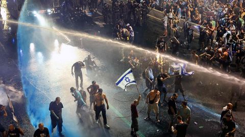 Demonstranten werden von der israelischen Bereitschaftspolizei während einer Demonstration mit Wasserwerfern besprüht