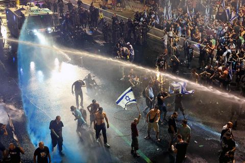 Demonstranten werden von der israelischen Bereitschaftspolizei während einer Demonstration mit Wasserwerfern besprüht