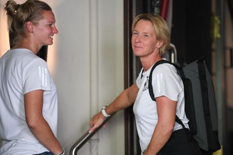 Kennen sich schon lange: Stürmerstar Alexandra Popp (l.) und Bundestrainerin Martina Voss-Tecklenburg