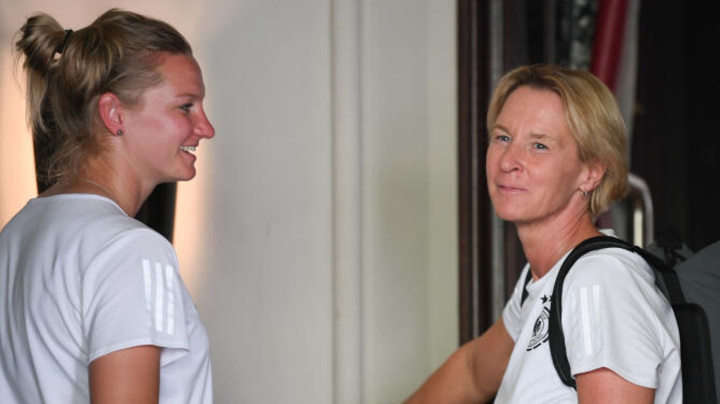 Kennen sich schon lange: Stürmerstar Alexandra Popp (l.) und Bundestrainerin Martina Voss-Tecklenburg