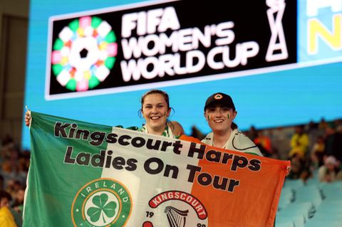 Fußball-WM der Frauen: Fans mit einer Irland-Fahne