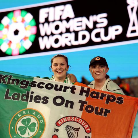 Fußball-WM der Frauen: Fans mit einer Irland-Fahne