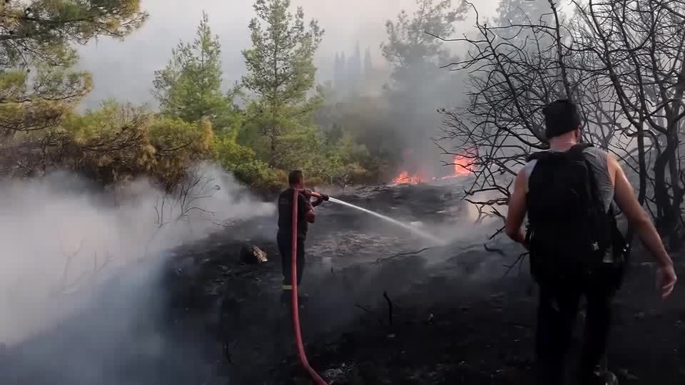 Video: Waldbrände am Mittelmeer wüten weiter