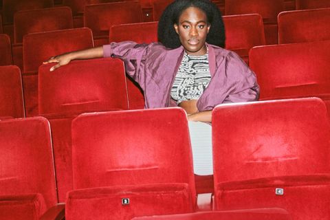 Ivy Quainoo, Sängerin, Hamburg In der Musikbranche war ich fast immer von Männern umgeben. Produzenten, Songwritern, den anderen Künstlern auf Festivals. Manchmal wirkt es auf mich, als gebe es nur Raum für eine, zwei oder drei Frauen in der Szene. Ich hatte das Gefühl, mit den anderen Frauen konkurrieren zu müssen, weil es nicht genug Plätze im Pop gibt. Einmal bin ich für eine Songwriting-Session nach London geflogen und kam dort in einen Raum voll mit Frauen. Ich erinnere mich noch, wie überrascht ich war, dass sowohl die Produzentin als auch die Songwriterin weiblich waren. Damals habe ich gemerkt, dass sich das auf meine Songs auswirkt. Früher hatte ich oft das Gefühl, alle wollen mir in meine Musik reinreden. Das wirkt immer noch nach: Wenn mir heute jemand etwas vorschlägt, das mir nicht zu 100 Prozent gefällt, habe ich das Gefühl, ich müsste mich wieder aus der Musik zurückziehen.