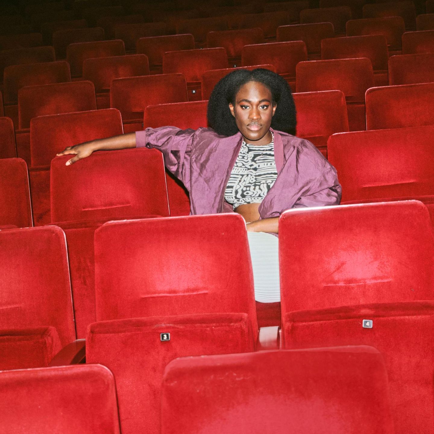 Ivy Quainoo, Sängerin, Hamburg In der Musikbranche war ich fast immer von Männern umgeben. Produzenten, Songwritern, den anderen Künstlern auf Festivals. Manchmal wirkt es auf mich, als gebe es nur Raum für eine, zwei oder drei Frauen in der Szene. Ich hatte das Gefühl, mit den anderen Frauen konkurrieren zu müssen, weil es nicht genug Plätze im Pop gibt. Einmal bin ich für eine Songwriting-Session nach London geflogen und kam dort in einen Raum voll mit Frauen. Ich erinnere mich noch, wie überrascht ich war, dass sowohl die Produzentin als auch die Songwriterin weiblich waren. Damals habe ich gemerkt, dass sich das auf meine Songs auswirkt. Früher hatte ich oft das Gefühl, alle wollen mir in meine Musik reinreden. Das wirkt immer noch nach: Wenn mir heute jemand etwas vorschlägt, das mir nicht zu 100 Prozent gefällt, habe ich das Gefühl, ich müsste mich wieder aus der Musik zurückziehen.