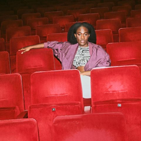 Ivy Quainoo, Sängerin, Hamburg In der Musikbranche war ich fast immer von Männern umgeben. Produzenten, Songwritern, den anderen Künstlern auf Festivals. Manchmal wirkt es auf mich, als gebe es nur Raum für eine, zwei oder drei Frauen in der Szene. Ich hatte das Gefühl, mit den anderen Frauen konkurrieren zu müssen, weil es nicht genug Plätze im Pop gibt. Einmal bin ich für eine Songwriting-Session nach London geflogen und kam dort in einen Raum voll mit Frauen. Ich erinnere mich noch, wie überrascht ich war, dass sowohl die Produzentin als auch die Songwriterin weiblich waren. Damals habe ich gemerkt, dass sich das auf meine Songs auswirkt. Früher hatte ich oft das Gefühl, alle wollen mir in meine Musik reinreden. Das wirkt immer noch nach: Wenn mir heute jemand etwas vorschlägt, das mir nicht zu 100 Prozent gefällt, habe ich das Gefühl, ich müsste mich wieder aus der Musik zurückziehen.