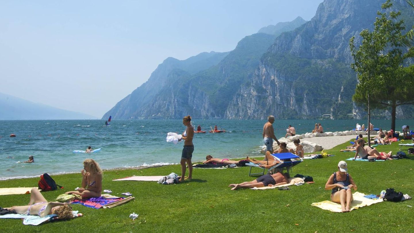Badegäste am Gardasee Badegäste am Gardasee