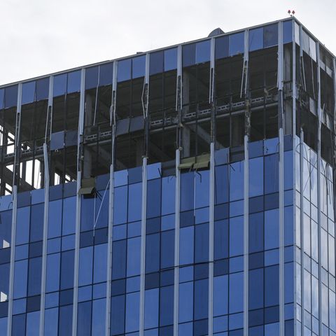 Ein Blick auf ein Gebäude, das nach russischen Angaben durch einen Drohnenangriff beschädigt wurde