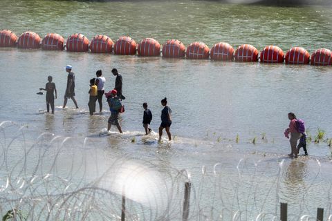 Migranten gehen an der Grenze zu Mexiko am Rio Grande entlang